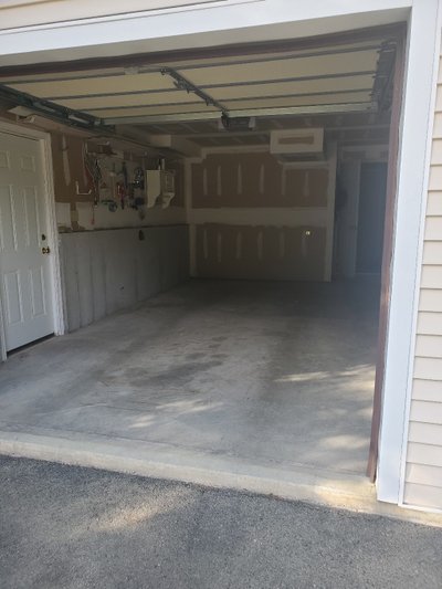 20 x 10 Garage in Nashua, New Hampshire
