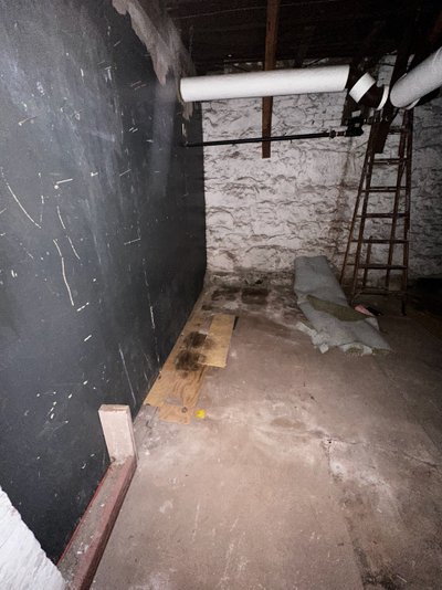 Small 10×10 Basement in East Lyme, Connecticut