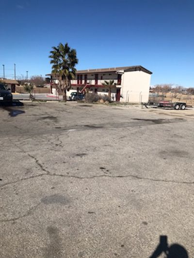 Small 10×20 Parking Lot in Palmdale, California