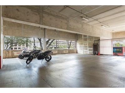 18 x 8 Parking Garage in Honolulu, Hawaii near [object Object]