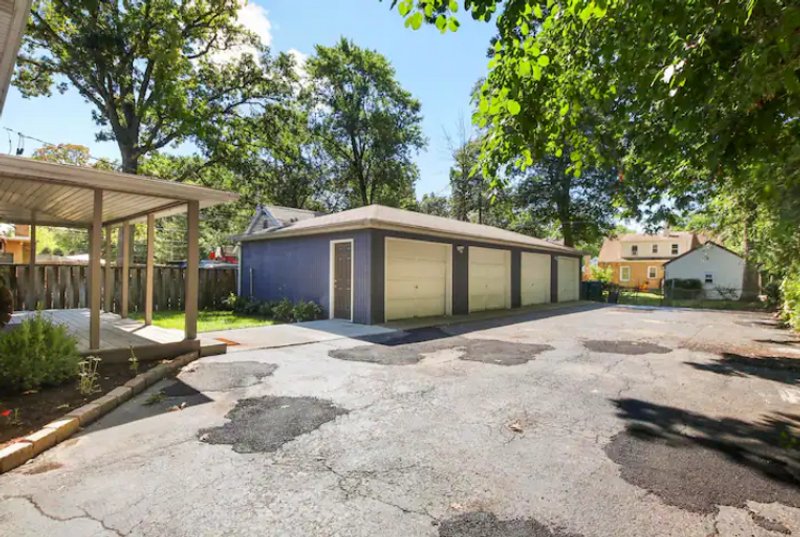 Garage in Waukegan, Illinois 0