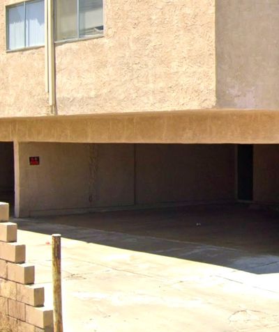 20 x 10 Parking Garage in Palmdale, California near [object Object]