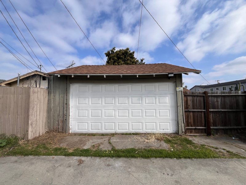 19 x 10 Garage in Long Beach, California near [object Object]