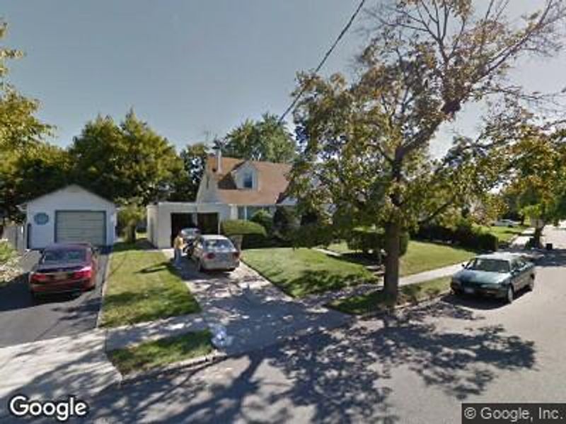 Garage in Garden City Park, New York 0