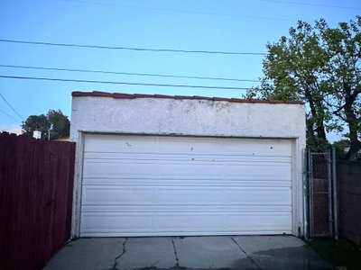 20 x 20 Garage in Los Angeles, California near 4309 Santa Rosalia Dr, Los Angeles, CA 90008-5040, United States